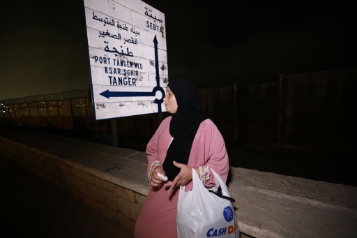 Une Marocaine attend des nouvelles d'un proche ayant traversé la frontière vers l'enclave espagnole de Ceuta, près de Fnideq, le 1er août 2026 — Abdel Majid BZIOUAT / AFP