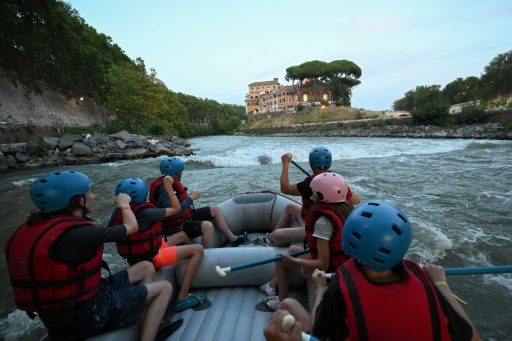 Rafts on Rome's Tiber River cool down overheated tourists