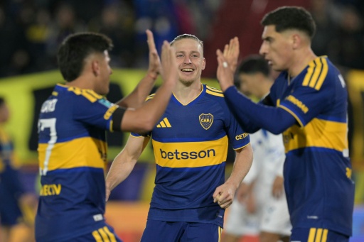 Santiago Ascacìbar (C) celebra con sus compañeros de Boca su gol para el empate ante Vélez en partido del torneo Clausura argentino jugado el 8 de agosto de 2026 en Buenos Aires — JUAN MABROMATA / AFP