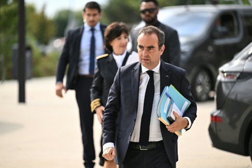 Incendies: Lecornu annonce des permis en un mois pour reconstruire "en équivalence" des maisons sinistrées