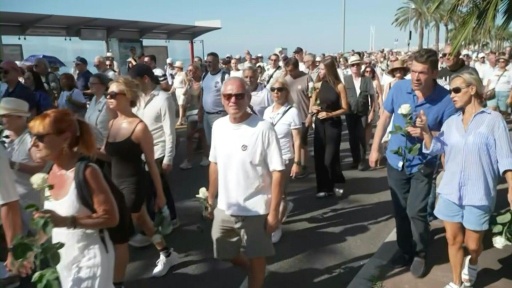 Sur la promenade des Anglais, une marche en hommage aux victimes de l'attentat