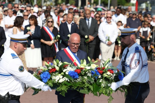 Le maire de Nice Eric Ciotti dépose une gerbe, le 12 juillet 2026, lors d'une marche sur la Promenade des Anglais lançant les commémorations des dix ans de l'attentat au camion-bélier qui avait  fait 86 morts et plus de 400 blessés le 14 juillet 2016