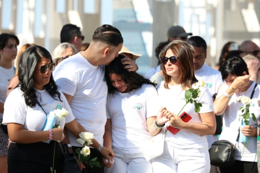 Des proches des victimes de l'attentat au camion-bélier qui avait fait 86 morts et plus de 400 blessés, le 14 juillet 2016 à Nice, participent à une marche du souvenir, le 12 juillet 2026 sur la Promenade des Anglais
