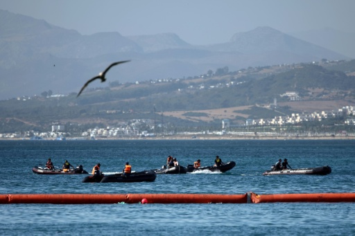 Personas a bordo de botes inflables navegan por el lado marroquí de la nueva barrera flotante desplegada por España para reforzar la seguridad cerca del puesto fronterizo del enclave español de Ceuta el 2 de agosto de 2026 — Henry Nicholls / AFP