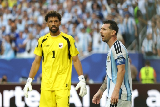 O goleiro de Cabo Verde Vozinha e o craque argentino Lionel Messi, no Miami Stadium, em 3 de julho de 2026 em Miami.