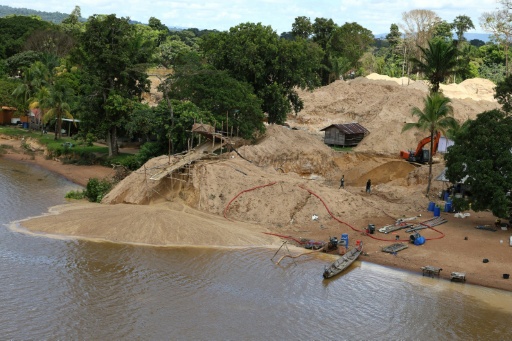Vista aérea de las orillas del río Marowijne, cerca de Stoelmanseiland, en la frontera e Surinam con la Guayana francesa, donde se realiza minería ilegal, el 22 de julio de 2026. — Ranu ABHELAKH / AFP