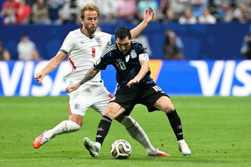 L'attaquant anglais Harry Kane (à gauche) et l'Argentin Lionel Messi (à droite) lors de la demi-finale de Coupe du monde entre les deux équipes, le 15 juillet 2026 à Atlanta — ROBERTO SCHMIDT / AFP
