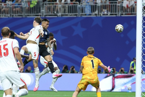 L'attaquant argentin Lautaro Martinez (au centre) marque de la tête le but de la victoire contre l'Angleterre en demi-finale de la Coupe du monde, le 15 juillet 2026 à Atlanta — Thomas COEX / AFP