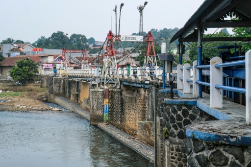 The gauge at Katulampa floodgate (colored green-blue-yellow-red) is fully visible August 6, 2026, as  water levels drop in part due to the impact of El Nino, in Bogor, West Java — BAY ISMOYO / AFP
