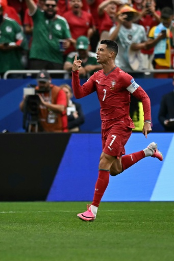 El delantero portugués Cristiano Ronaldo celebra tras marcar el primer gol de su equipo durante el partido de fútbol del Grupo K de la Copa Mundial de 2026 entre Portugal y Uzbekistán en el Estadio de Houston en Houston el 23 de junio de 2026