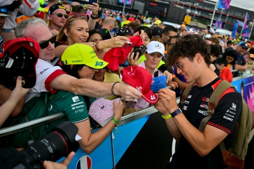 Le pilote britannique Oliver Bearman (Haas) signe des autographes à son arrivée sur le paddock avant la course sprint du Grand Prix de Grande-Bretagne le 4 juillet 2026 sur le circuit de Silverstone