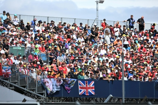 Une vue de la tribune Hamilton au circuit de Silvestone lors de la course sprint du Grand Prix de F1 de Grande-Bretagne le 4 juillet 2026