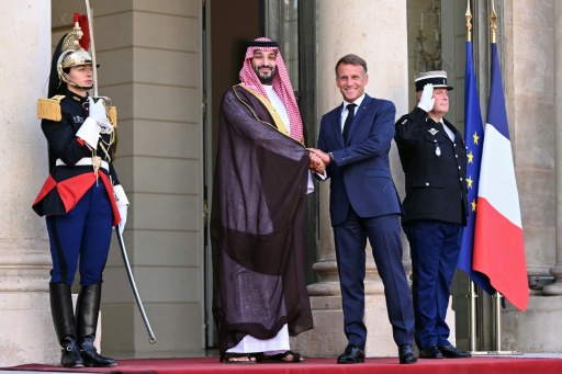 Le président français Emmanuel Macron accueille le prince héritier d'Arabie saoudite, Mohammed ben Salmane, pour une rencontre au palais de l'Élysée, à Paris, le 24 août 2026 — LOU BENOIST / AFP