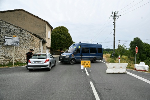 Des gendarmes bloquent une route menant au site où des recherches sont menées pour retrouver le corps de Delphine Aussaguel, disparue en décembre 2020, à Villeneuve-sur-Vère, le 16 juillet 2026 dans le Tarn — Lionel BONAVENTURE / AFP