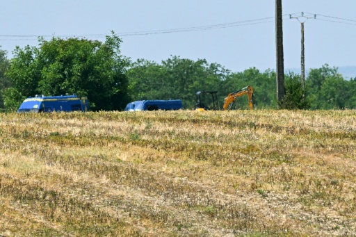 Des véhicules de la gendarmerie et une pelleteuse sur le site où sont menées des recherches pour retrouver le corps de Delphine Aussaguel, disparue en 2020, à Villeneuve-sur-Vère, dans le sud-ouest de la France — Lionel BONAVENTURE / AFP