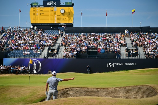 Sam Burns chipped in from the bunker on 18 to record a 62 — ANDY BUCHANAN / AFP