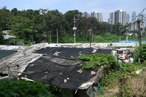 A general view of the shanty village of Guryong on the outskirts of Gangnam district in Seoul — Jung Yeon-je / AFP