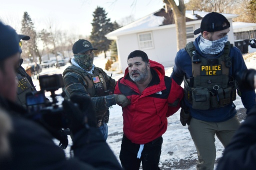 Agentes do ICE e da Patrulha de Fronteira algemam e detêm um homem em St. Paul, Minnesota, durante uma operação em janeiro