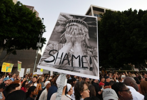 Americanos protestam contra operações e detenções do ICE em Los Angeles