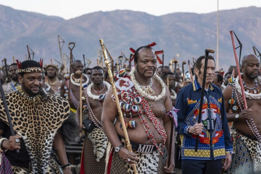 Rei Mswati III de Essuatíni (centro) na tradicional cerimônia Umhlanga Reed Dance em 2024