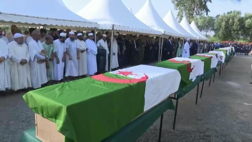 تشييع ١١ شخصا لقوا حتفهم في حريق في الجزائر