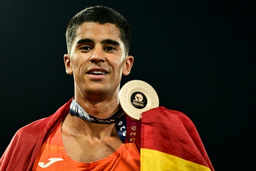 Mohamed Attaoui posa con su medalla de bronce de 800 metros del Europeo de atletismo. En Birmingham (Reino Unido), el 13 de agosto de 2026 — Ben STANSALL / AFP