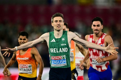 El irlandés Mark English gana la final de 800 metros del Europeo por delante del croata Marino Bloudek, plata, y del español Mohamed Attaoui, bronce. En Birmingham (Reino Unido), el 13 de agosto de 2026 — Ben STANSALL / AFP