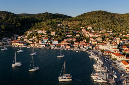 Vue aérienne de la ville de Vathy, sur l'île  grecque d'Ithaque, dans la mer Ionienne, le 3 août 2026 — Angelos TZORTZINIS / AFP