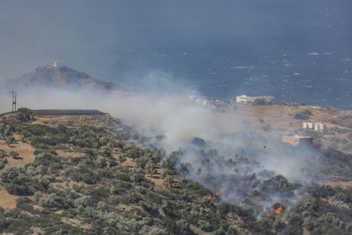 De la fumée s'élève d'un incendie de forêt au sud de Rethymnon, sur l'île grecque de Crète, le 30 juillet 2026 — Costas METAXAKIS / AFP
