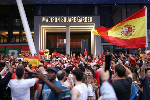 مشجون إسبان أمام قاعة ماديسون سكوير غاردن في 18 تموز/يوليو 2026 — باتريسيا دي ميلو موريرا