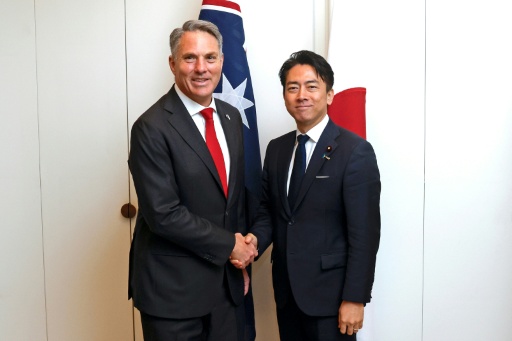 El ministro de Defensa australiano, Richard Marles (izq), estrecha la mano a su homólogo japonés, Shinjiro Koizumi, al reunirse el 18 de agosto de 2026 en Canberra, la capital de Australia — Hilary Wardaugh / AFP