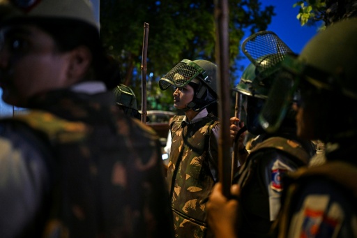 Des forces de sécurité montent la garde à Connaught Place, à New Delhi, le 24 juillet 2026, alors qu'une manifestation se poursuit à Jantar Mantar pour réclamer la démission du ministre indien de l'Education — Sajjad HUSSAIN / AFP