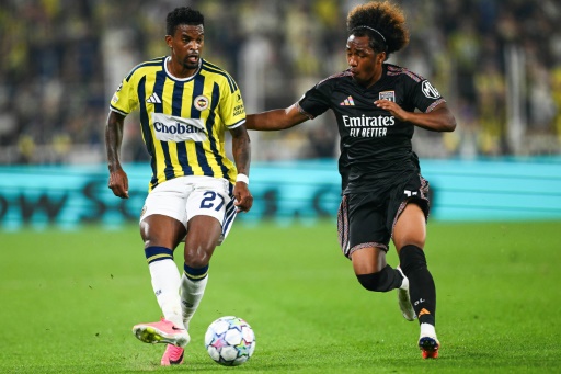 L'attaquant de l'OL Malick Fofana (à droite) à la lutte avec le défenseur du Fenerbahce Nelson Semedo le 18 août 2026 à Istanbul en Turquie — YASIN AKGUL / AFP