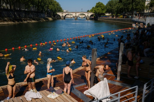 Bañistas en el Sena en París el 12 de agosto de 2025