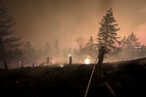 L'incendie de Bald Range, dans l'ouest du Canada, a entrainé l'évacuation de plus de 20.000 personnes (photo prise le 7 août 2026 et diffusée le 8 par le Service des incendies de forêt de la province de Colombie-Britannique) — Handout / AFP