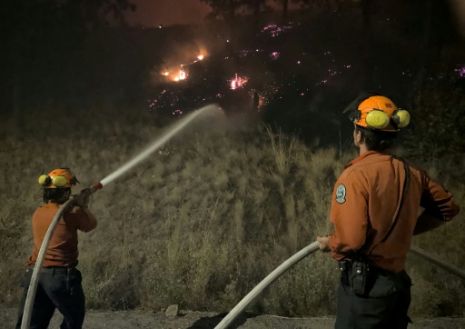 Des pompiers en lutte contre l'incendie de Bald Range, dans l'ouest du Canada le 7 août 2026 (photo diffusée par le Service des incendies de forêt de la province de Colombie-Britannique) — Handout / AFP