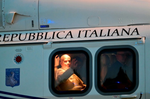 Le pape Léon XIV salue depuis l'hélicoptère avant de décoller près du port de Rimini, à l'issue d'une visite pastorale, le 22 août 2026 — Stefano RELLANDINI / AFP