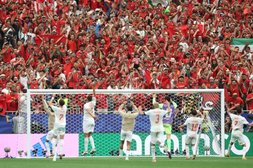 لاعبو المغرب يحتفلون مع جمهورهم بالتأهل إلى ربع نهائي مونديال 2026 لكرة القدم. هيوستن، في 4 تموز/يوليو 2026