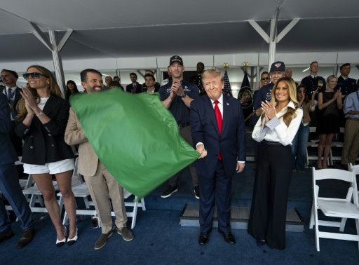 El presidente estadounidense, Donald Trump, agita la bandera verde de salida de la carrera de IndyCar en Washington el 23 de agosto de 2026 — Doug MILLS / AFP