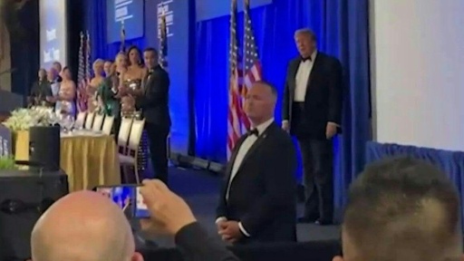 Trump charge les journalistes pour son retour au gala de la presse