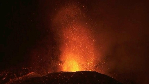 Tourists keep flocking to Italy's Mount Etna during volcano eruption