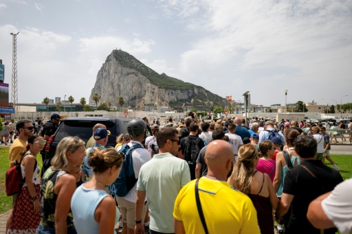 Decenas de personas se dirigen a la frontera entre el territorio británico de Gibraltar y la ciudad andaluza de La Línea de la Concepción tras el levantamiento de los controles fronterizos, el 15 de julio de 2026 en el extremo sur de España — Jorge Guerrero / AFP