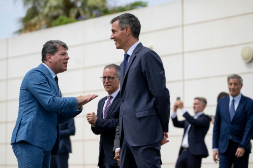 El ministro principal de Gibraltar, Fabián Picardo (izq), charla con el presidente del gobierno español, Pedro Sánchez, durante la ceremonia de levantamiento de los controles fronterizos, el 15 de julio de 2026 en La Línea de la Concepción, al sur de España — Jorge Guerrero / AFP