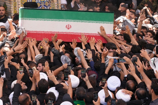 قصف متبادل بين واشنطن وطهران قبيل دفن خامنئي