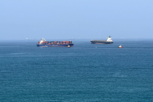 Des navires commerciaux au large du terminal de conteneurs de Khor Fakkan, dans l'émirat de Sharjah sur le golfe d'Oman, le 28 juin 2026