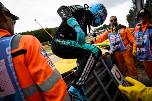 George Russell abandona el circuito tras su abandono por accidente durante el Gran Premio de Bélgica de F1. En el circuito de Spa-Francorchamps (Bélgica), el 19 de julio de 2026 — JOHN THYS / AFP