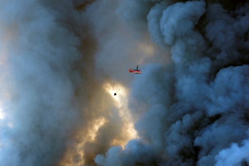 Un hélicoptère tente d'éteindre l'incendie d'un entrepot de Wildberries à Elektrostal, près de Moscou, le 18 juillet 2026 — TATYANA MAKEYEVA / AFP