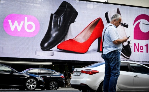Un homme devant un panneau publicitaire géant de Wildberries à Moscou le 27 juillet 2026 — Alexander NEMENOV / AFP