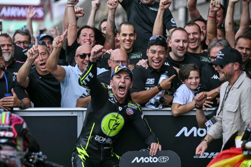 Raul Fernandez (Aprilia Trackhouse) célèbre avec son team sa victoire au GP de Grande-Bretagne de MotoGP dimanche à Silverstone, en Angleterre. — Glyn KIRK / AFP