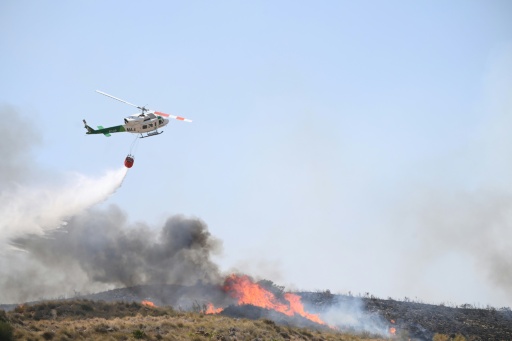 Un helicóptero descarga agua sobre las llamas del incendio forestal de Los Gallardos, en la provincia andaluza de Almería, el 10 de julio de 2026 en el sur de España